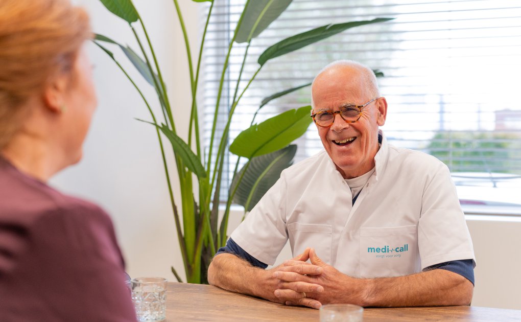 Een maag-darm-leverarts die werkt met hoofd, hart en handen